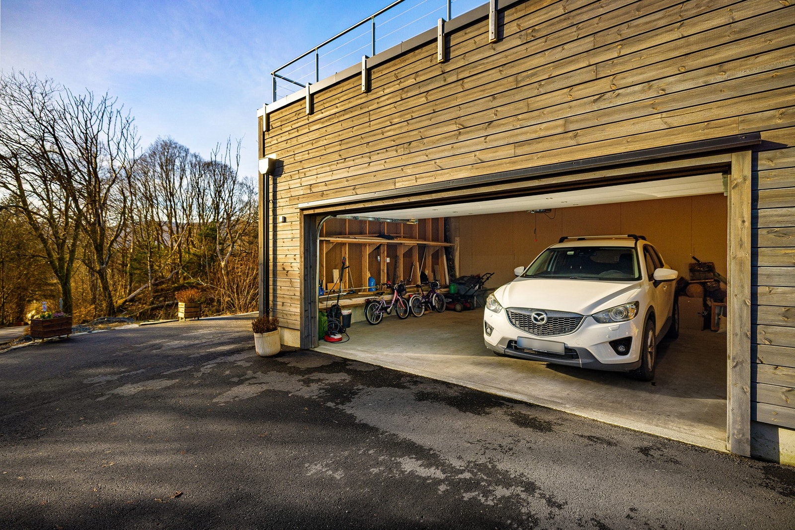 Romslig garasje for 2 biler, nb stort sportsbod i bakkant Galleribilde