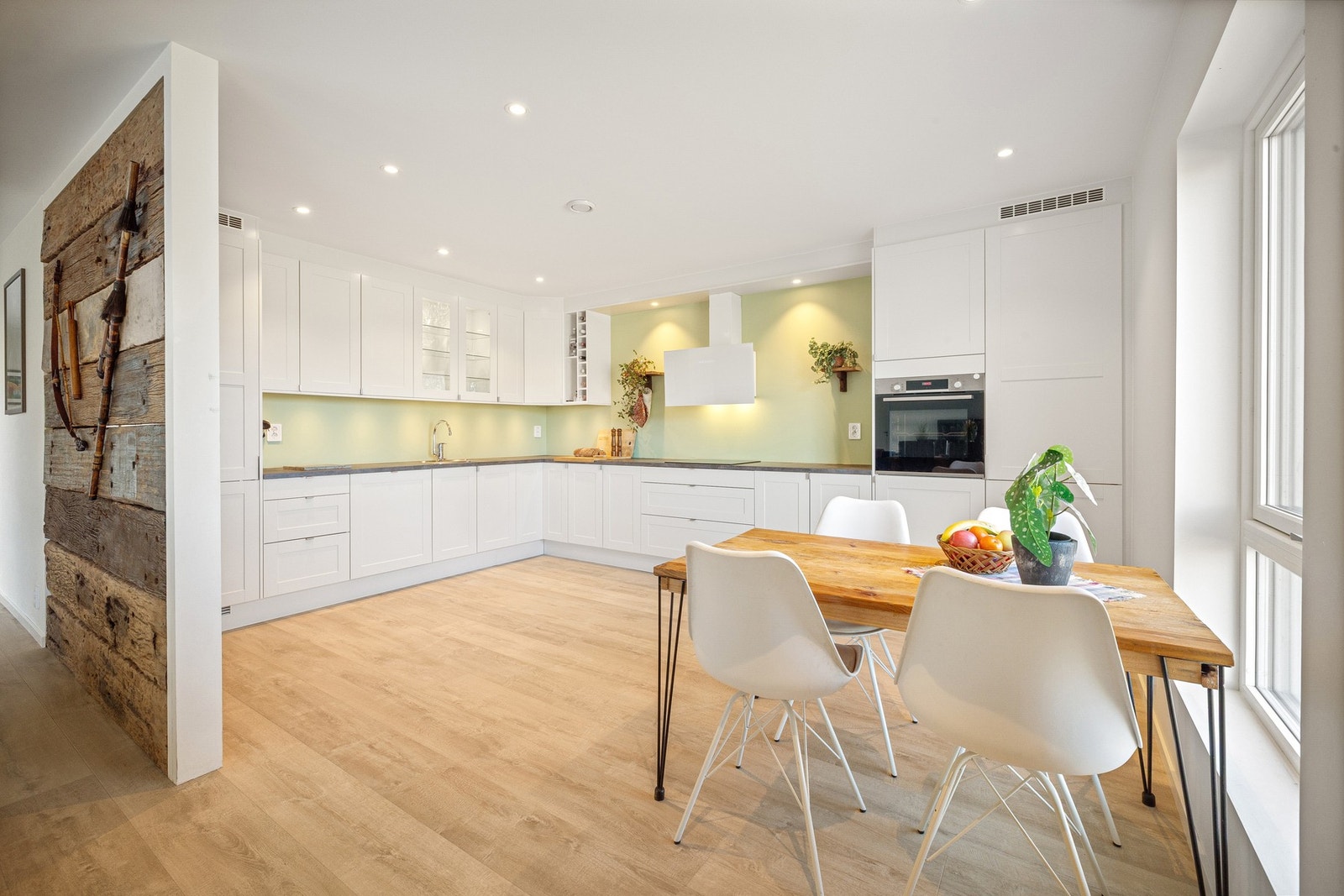 Kjøkken med spiseplass Galleribilde