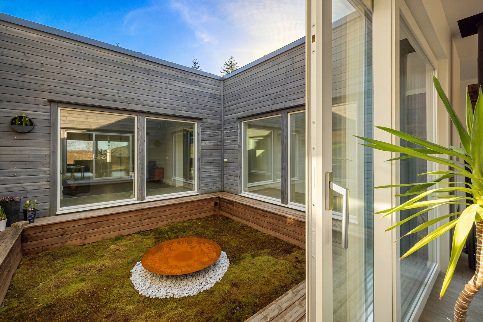 Slik ser et atrium ut i en enebolig, lag din egen lille grønne oase her. Galleribilde