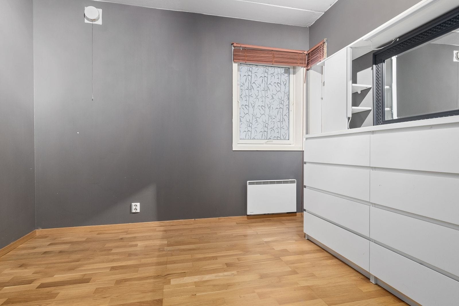 Soverom med skap Galleribilde