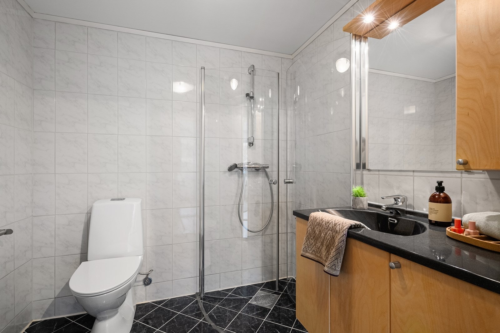 Flislagt bad med dusjløsning. Galleribilde