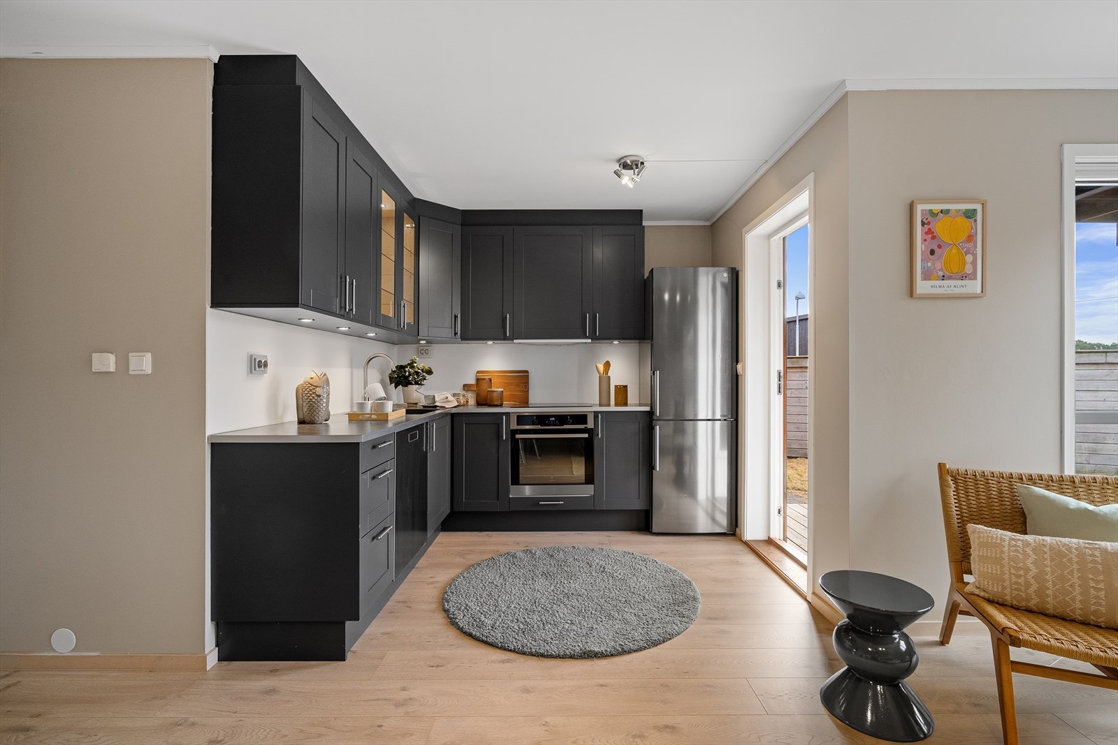 Praktisk kjøkkenløsning i tilknytning til stuen. Galleribilde