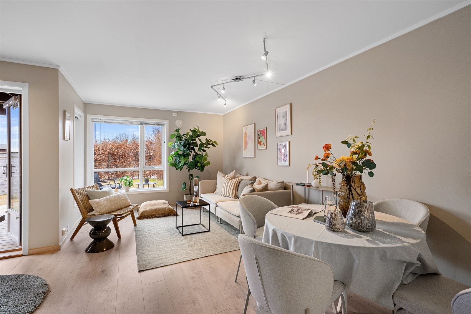 Leiligheten består av: Entré, gang, bad, bod/vaskerom, 2 soverom og stue/kjøkken. Galleribilde