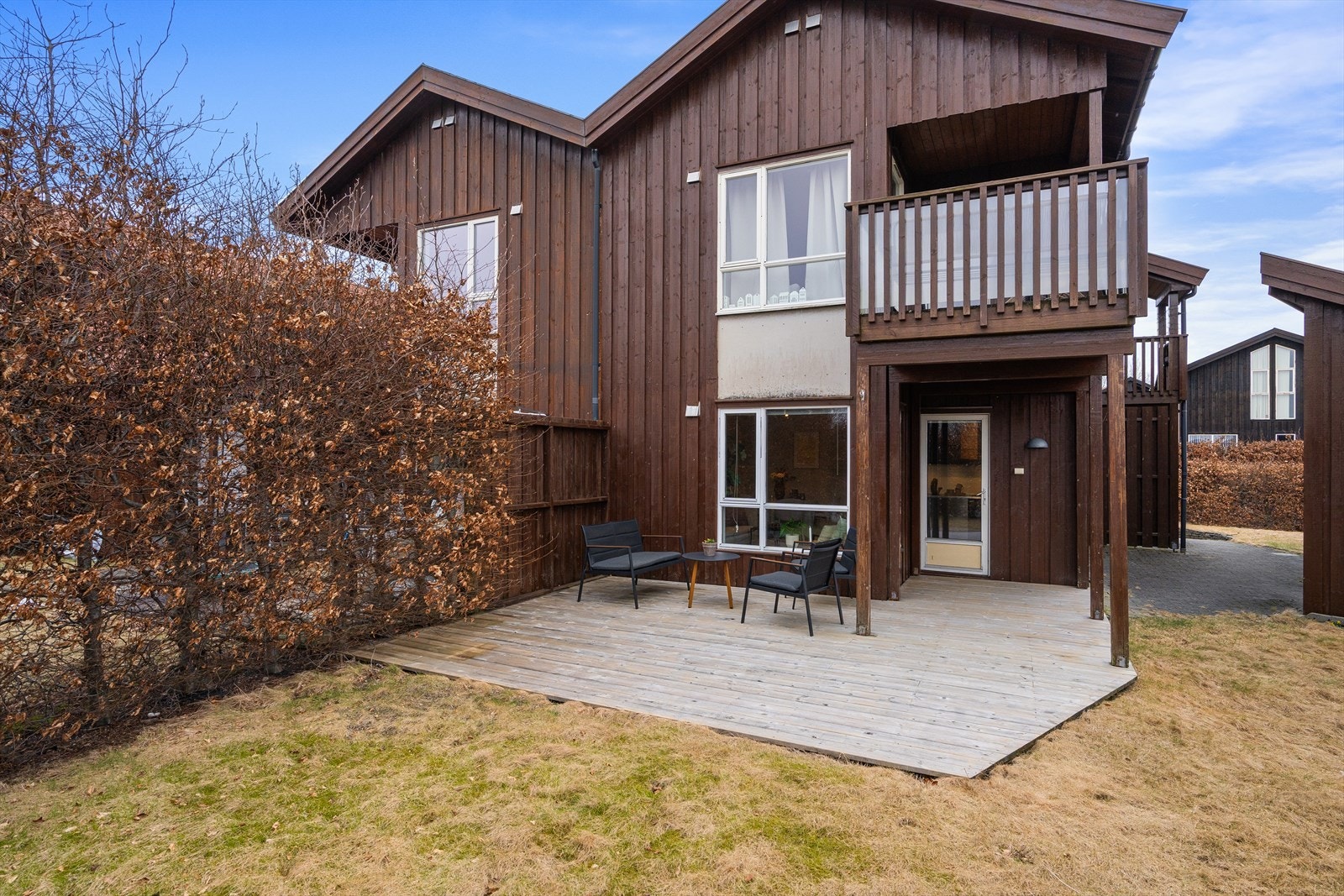 Solrik uteplass med god plass til utemøbler og kos. Galleribilde