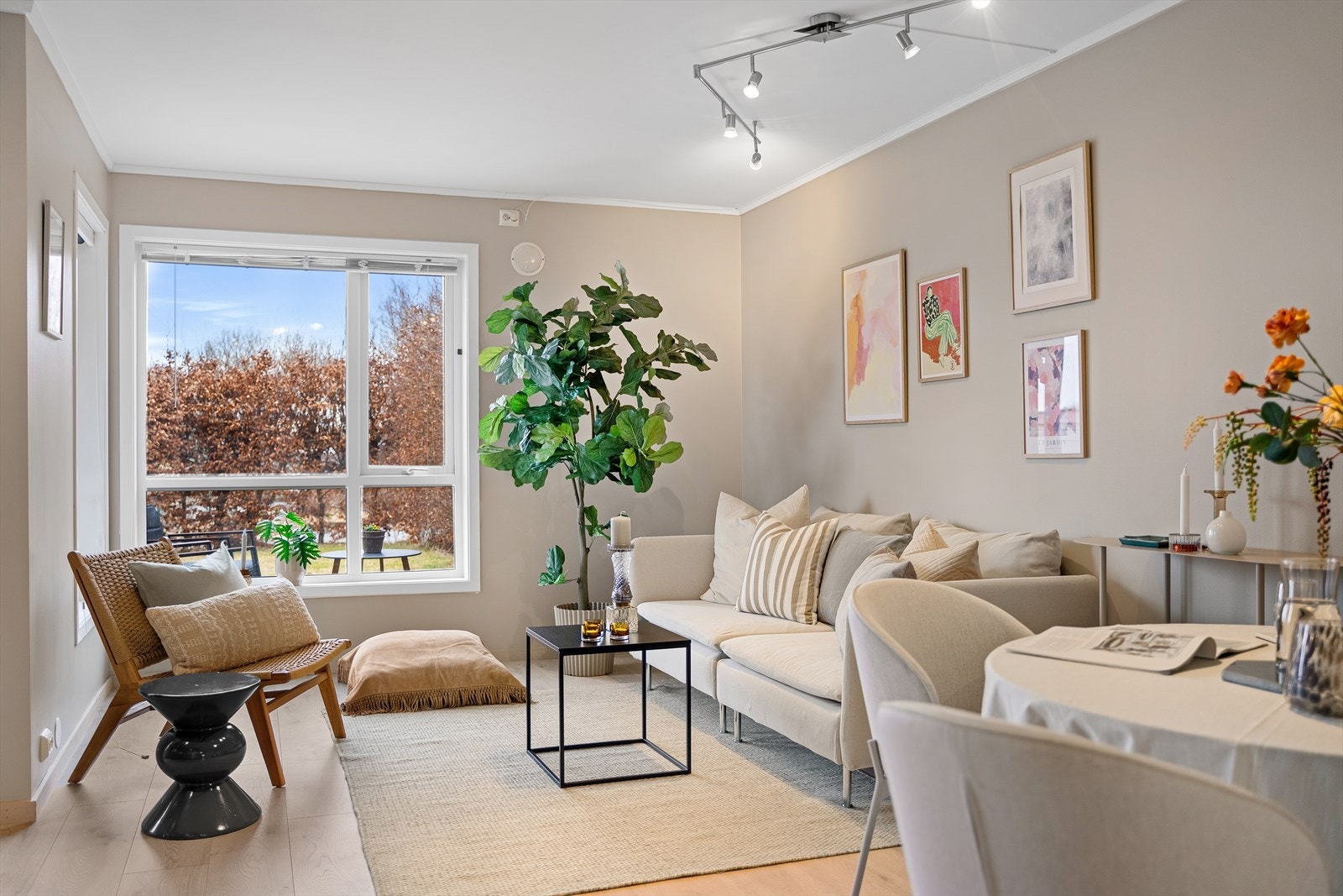 Lys og innbydende stue med god plass til både sofa- og spisegruppe. Galleribilde