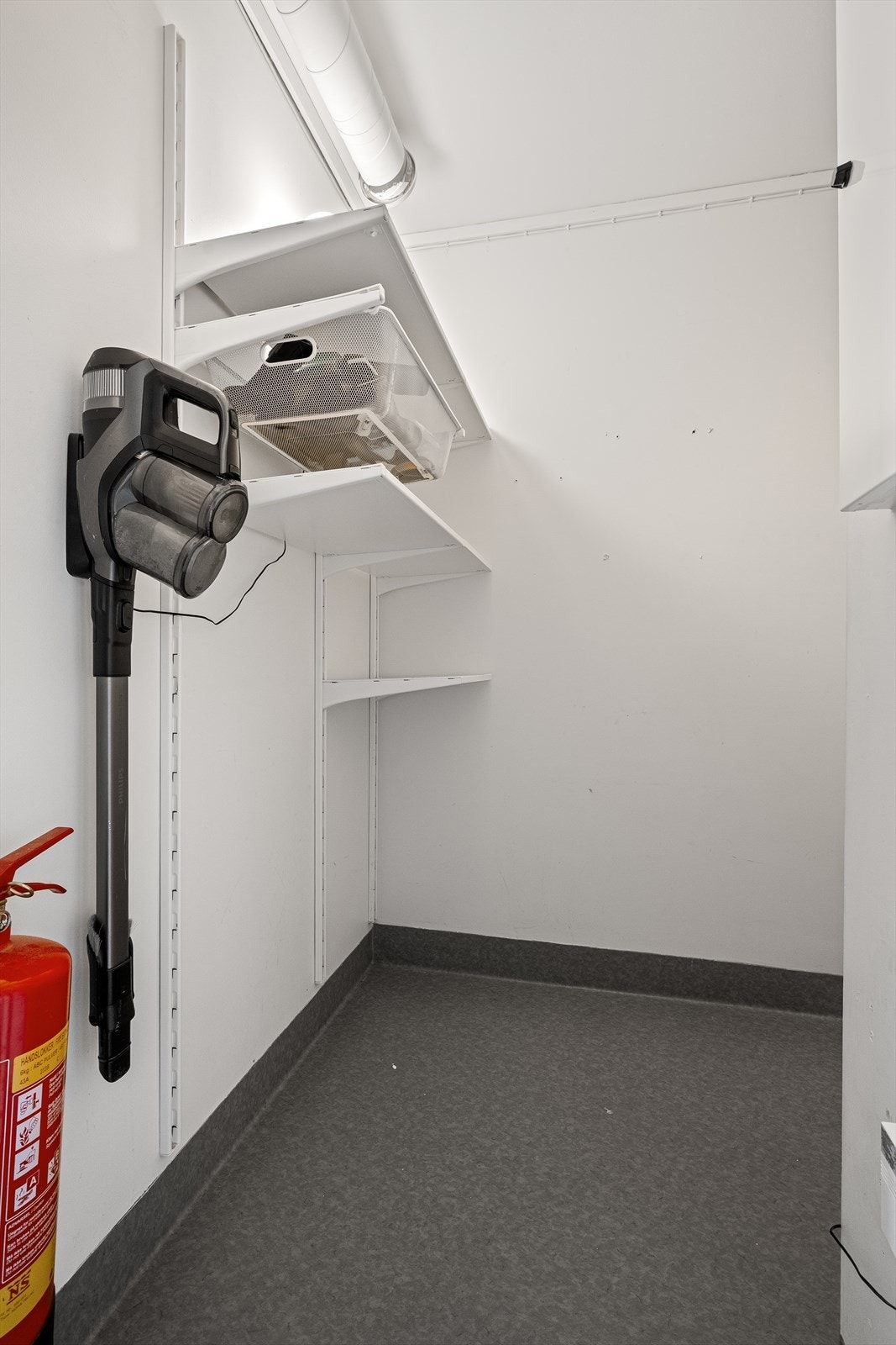 Eget vaskerom med opplegg for vaskemaskin. Galleribilde