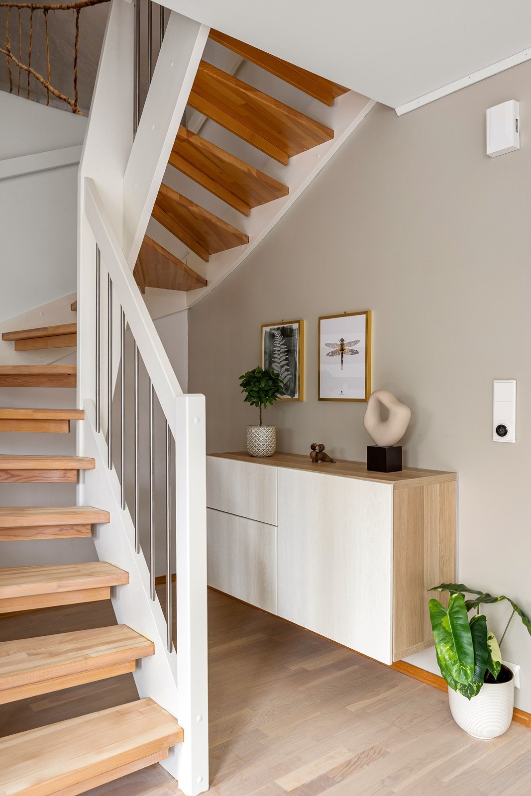 Praktisk trappeløsning som fører deg opp til 2. Etasje. Galleribilde