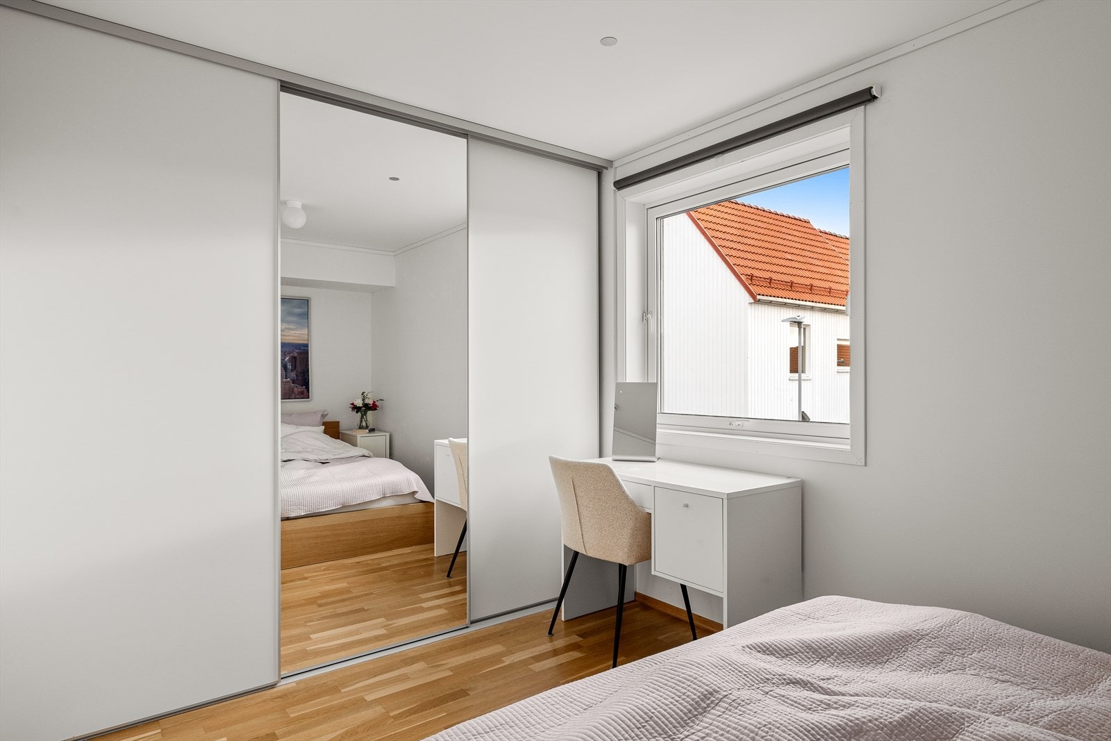 Med innbygget garderobeskap har du godt med oppbevarings muligheter. Galleribilde