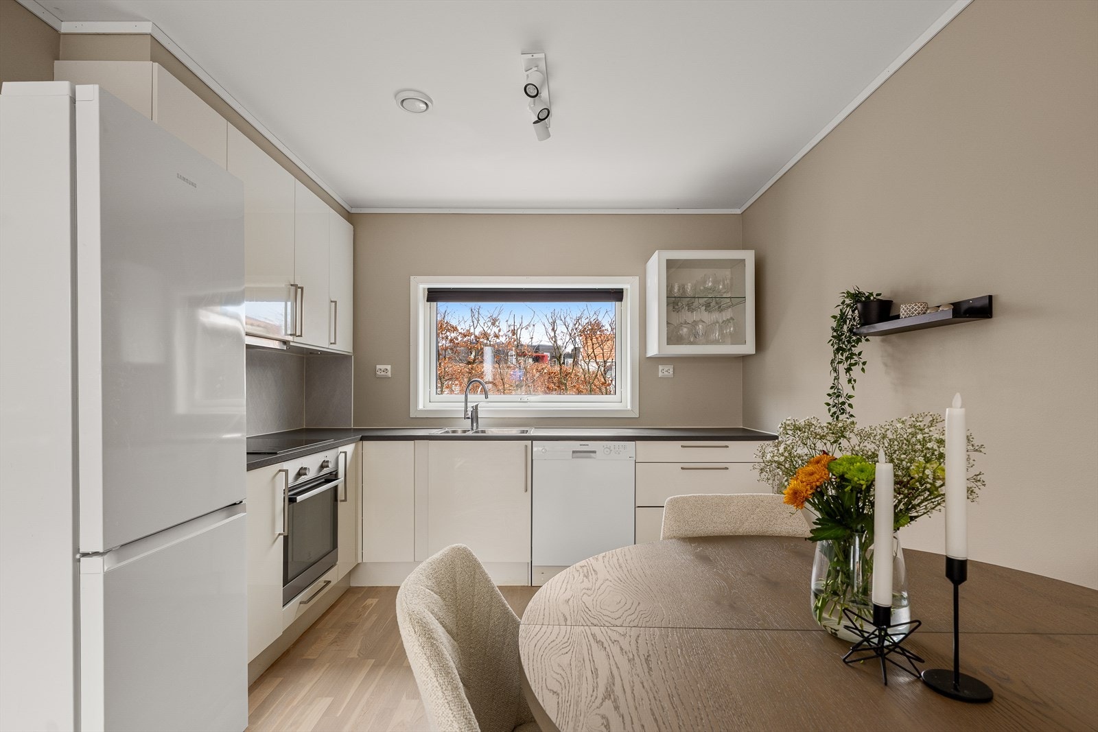 Kjøkkenet er praktisk med gode arbeidsflater og gode oppbevaringsmuligheter. Galleribilde