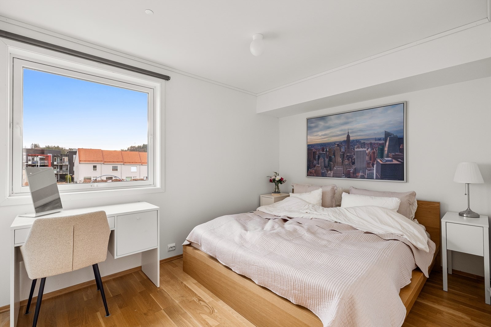 Hovedsoverommet byr på god plass til dobbeltseng og garderobeskap. Galleribilde