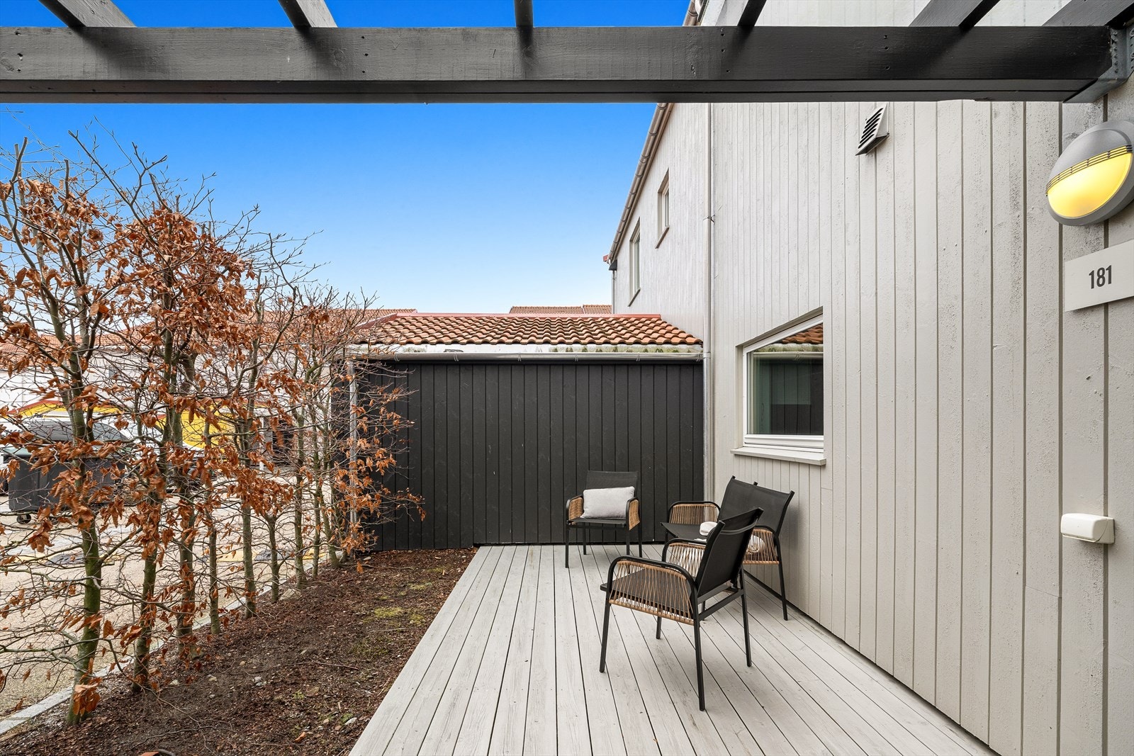 En liten uteplass som gir et hyggelig førsteinntrykk av boligen. Galleribilde