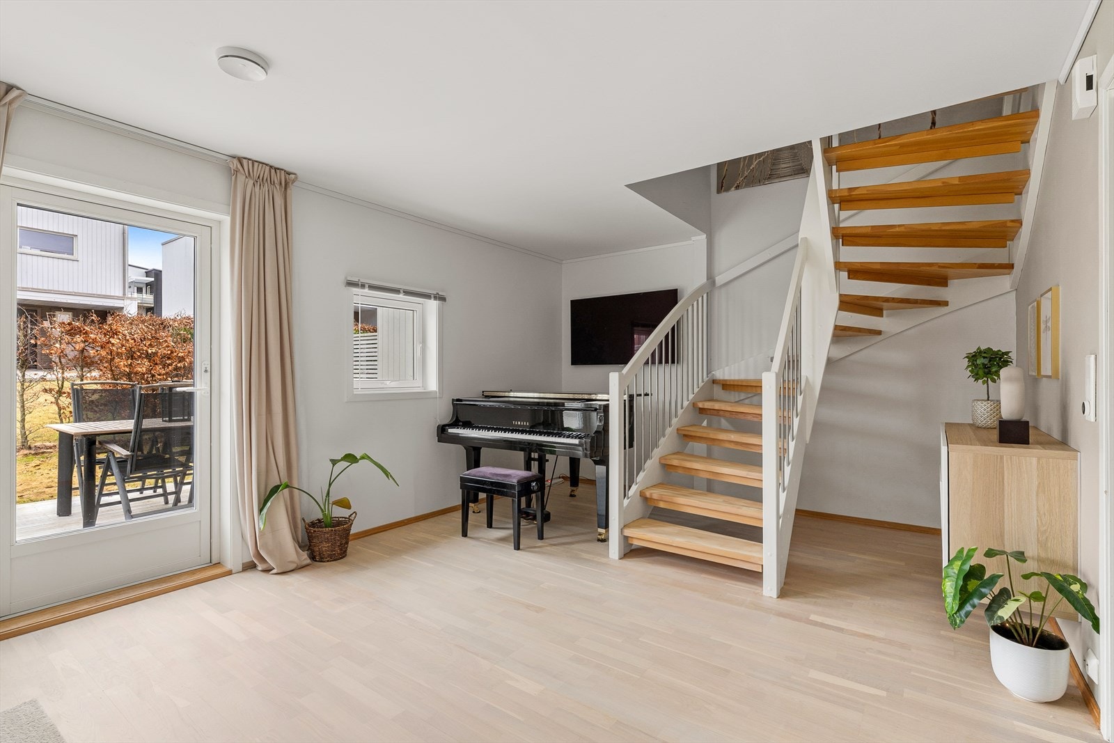 Lys og romslig stue med gode møbleringsmuligheter Galleribilde