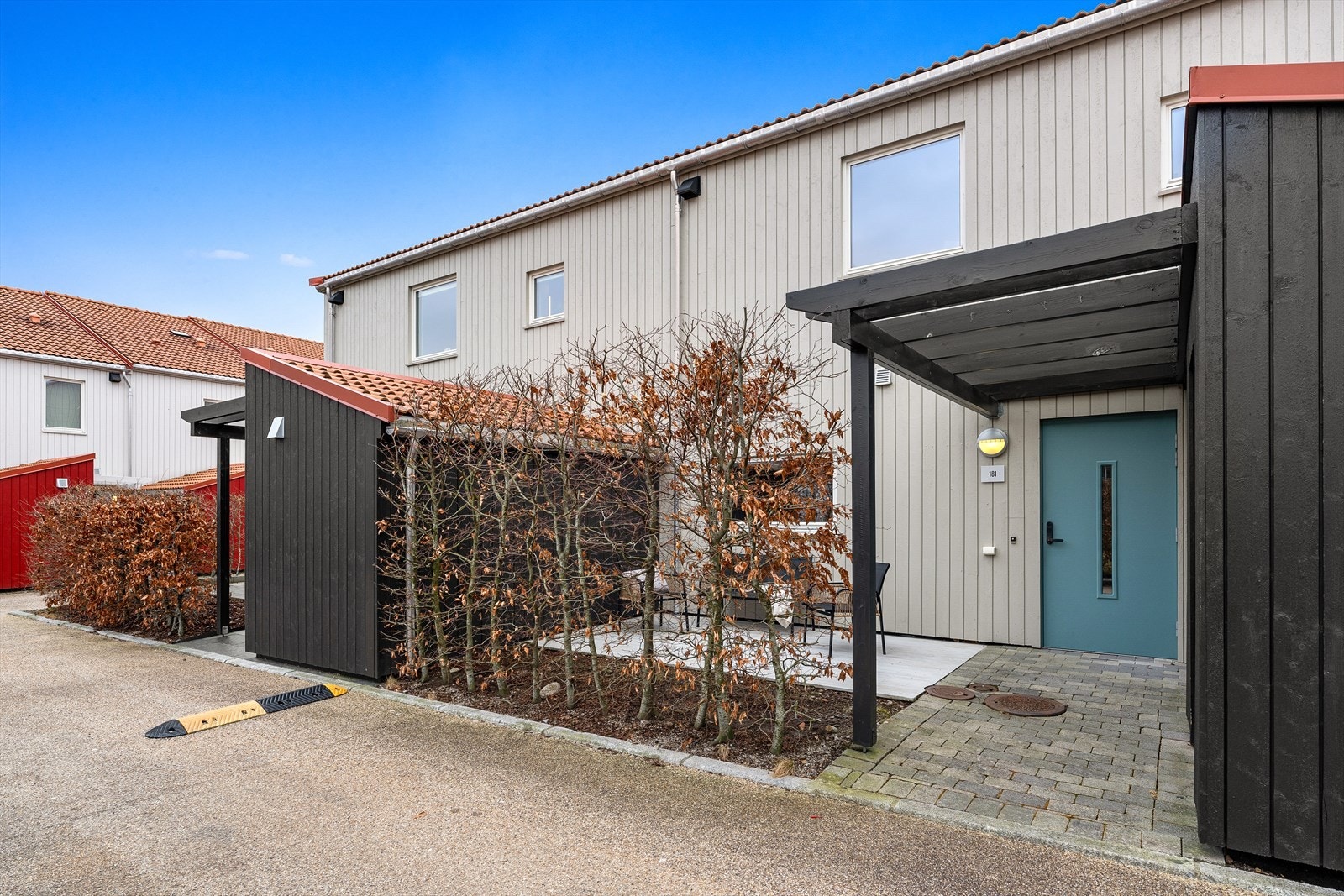 Rekkehuset har også en utvendig bod i tilknytning til inngangspartiet. Galleribilde