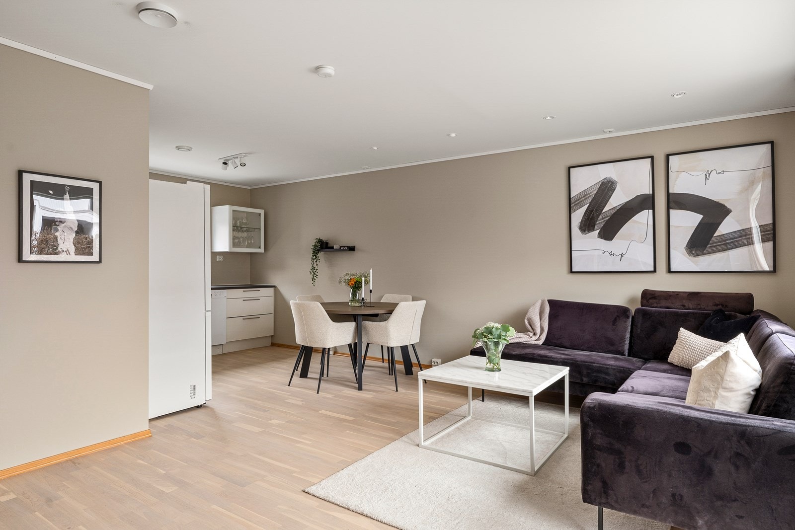 Åpen og sosial stue med god plass til både sofa- og spisegruppe i tilknytning til kjøkkenet. Galleribilde