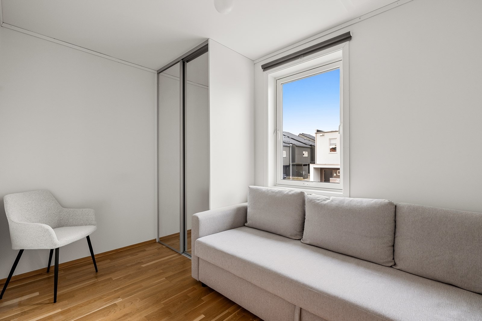 Soverom 2 med plass til både seng og garderobe løsning. Galleribilde