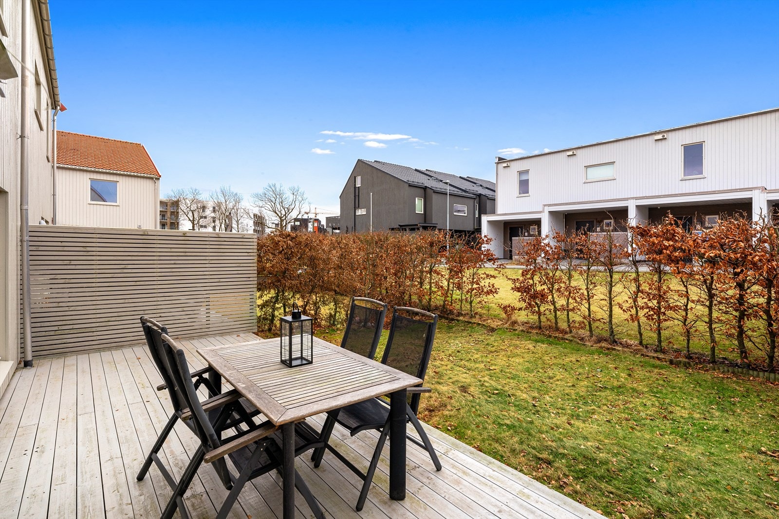 Terrasse med gode muligheter for sittegruppe hvor du kan nyte sommerdagene. Galleribilde