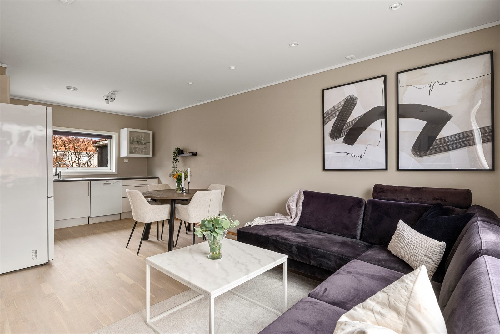 Innbydende stue med parkett på gulv. Galleribilde