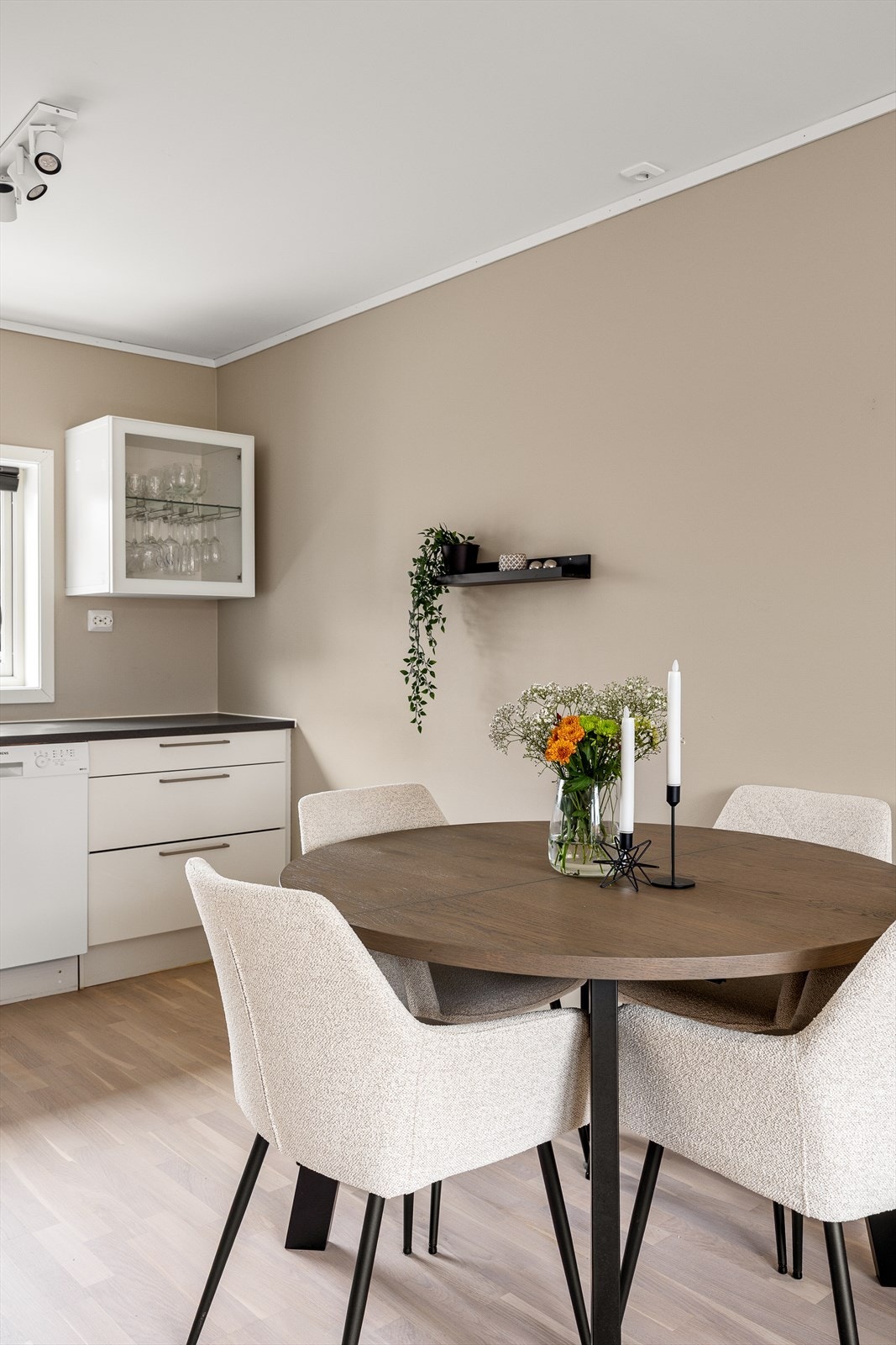 Kjøkken med plass til spisebord. Galleribilde