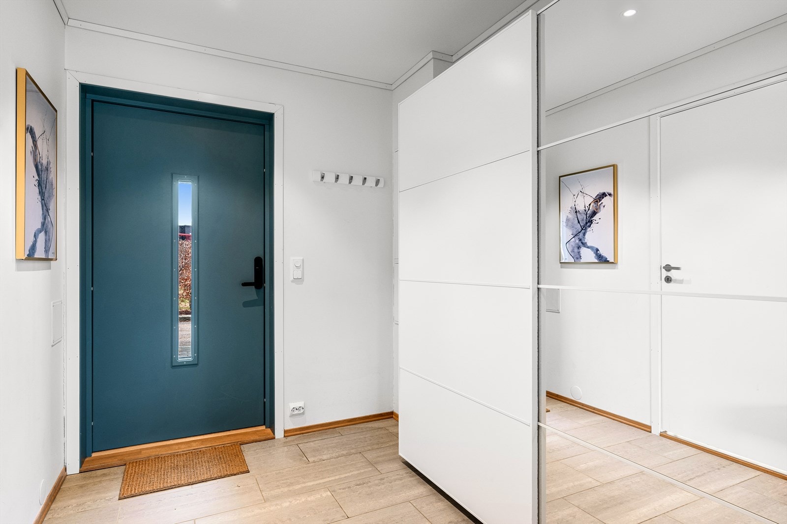 Praktisk entré med garderobeskap og god plass til oppbevaring av yttertøy og sko. Galleribilde