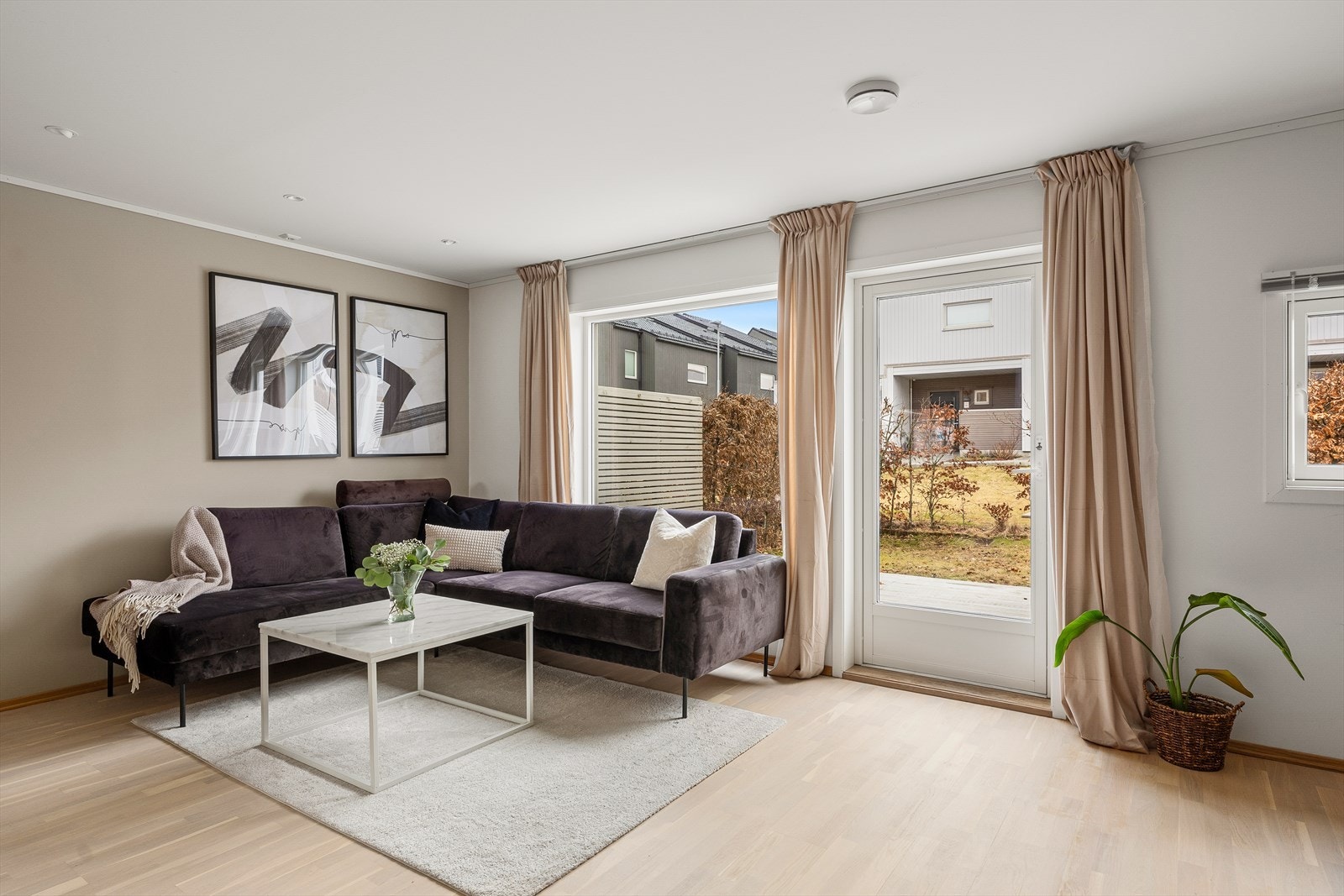 Stuen har store vindusflater som gir rikelig med naturlig lys. Galleribilde