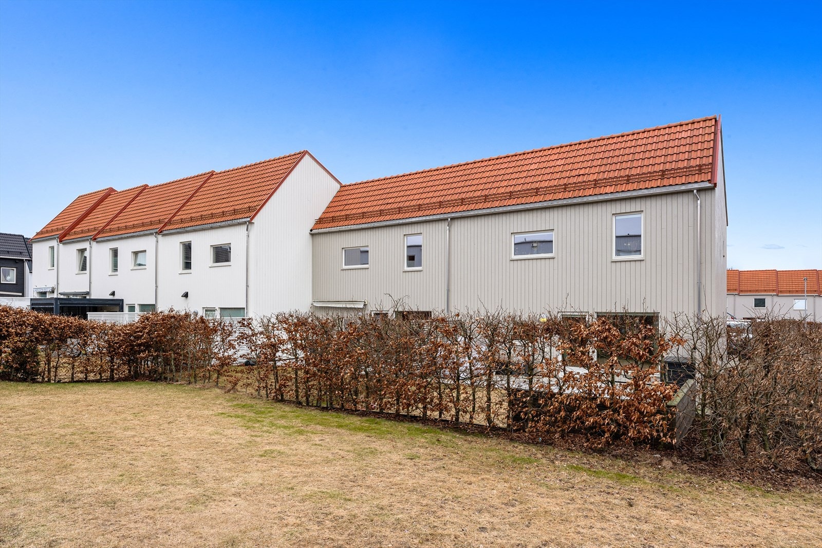 Eiendommen har fast parkering i lukket anlegg med mulighet for elbillader. Galleribilde