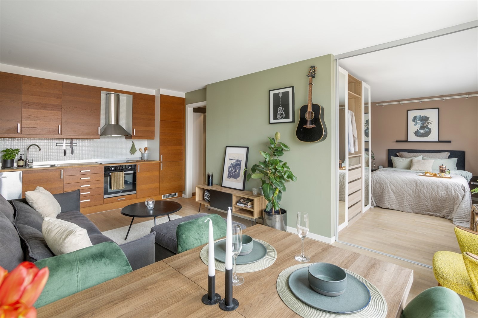 Nyslipt eikeparkett i kombinasjon med tidsriktig fargevalg skaper et moderne preg på leiligheten. Galleribilde