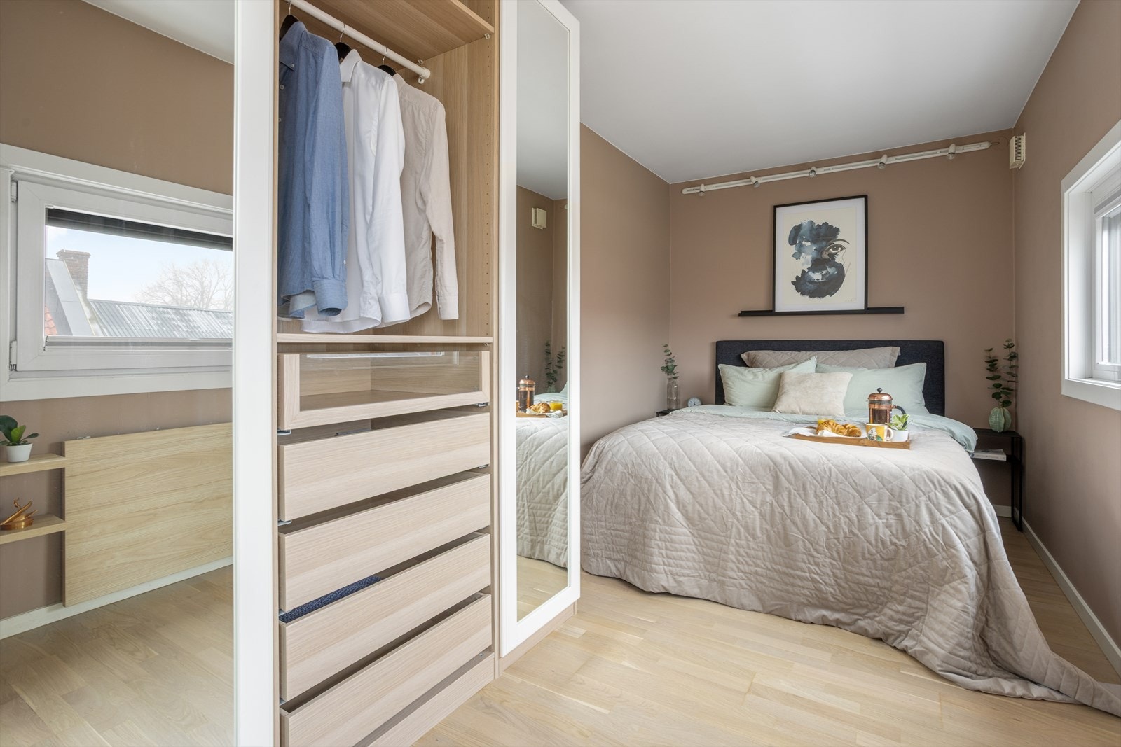 Stort garderobeskap med smarte oppbevaringsløsninger. Galleribilde