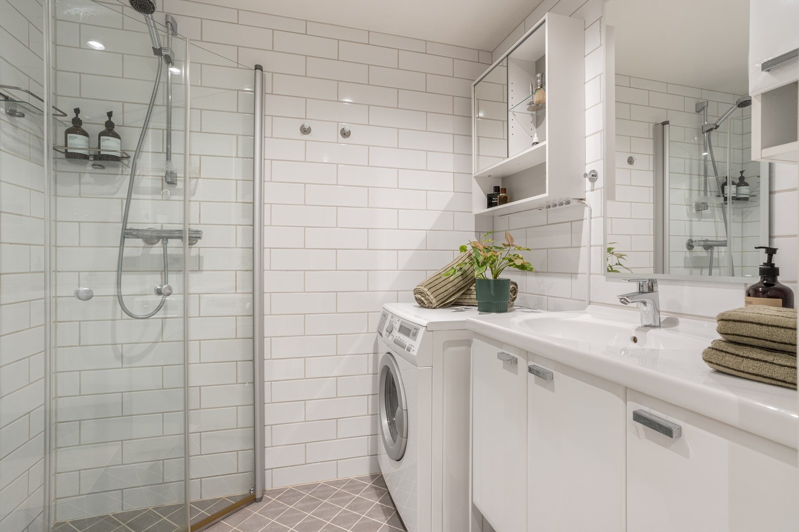 Delikat, fliselagt baderom med varmekabler i gulv og downlights i himling. Galleribilde