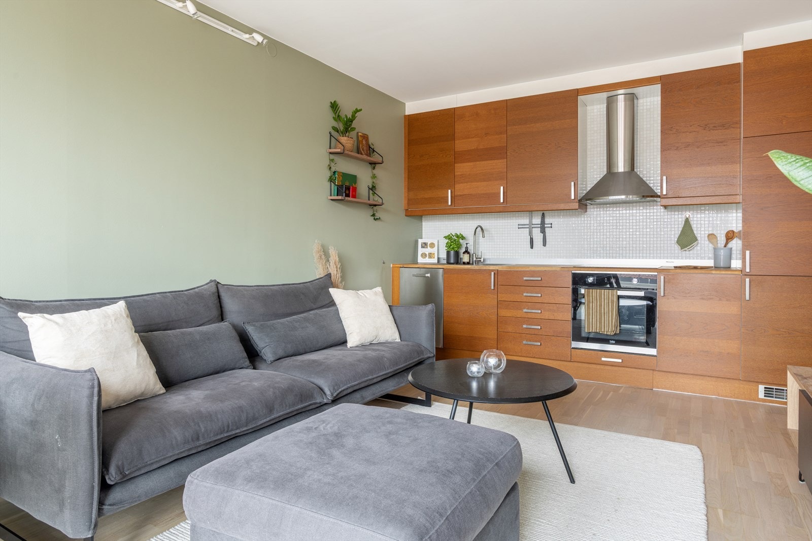 Et pent og velholdt kjøkken ligger i åpen løsning ut mot stuen, perfekt innredet for optimal benke- og skapplass. Galleribilde