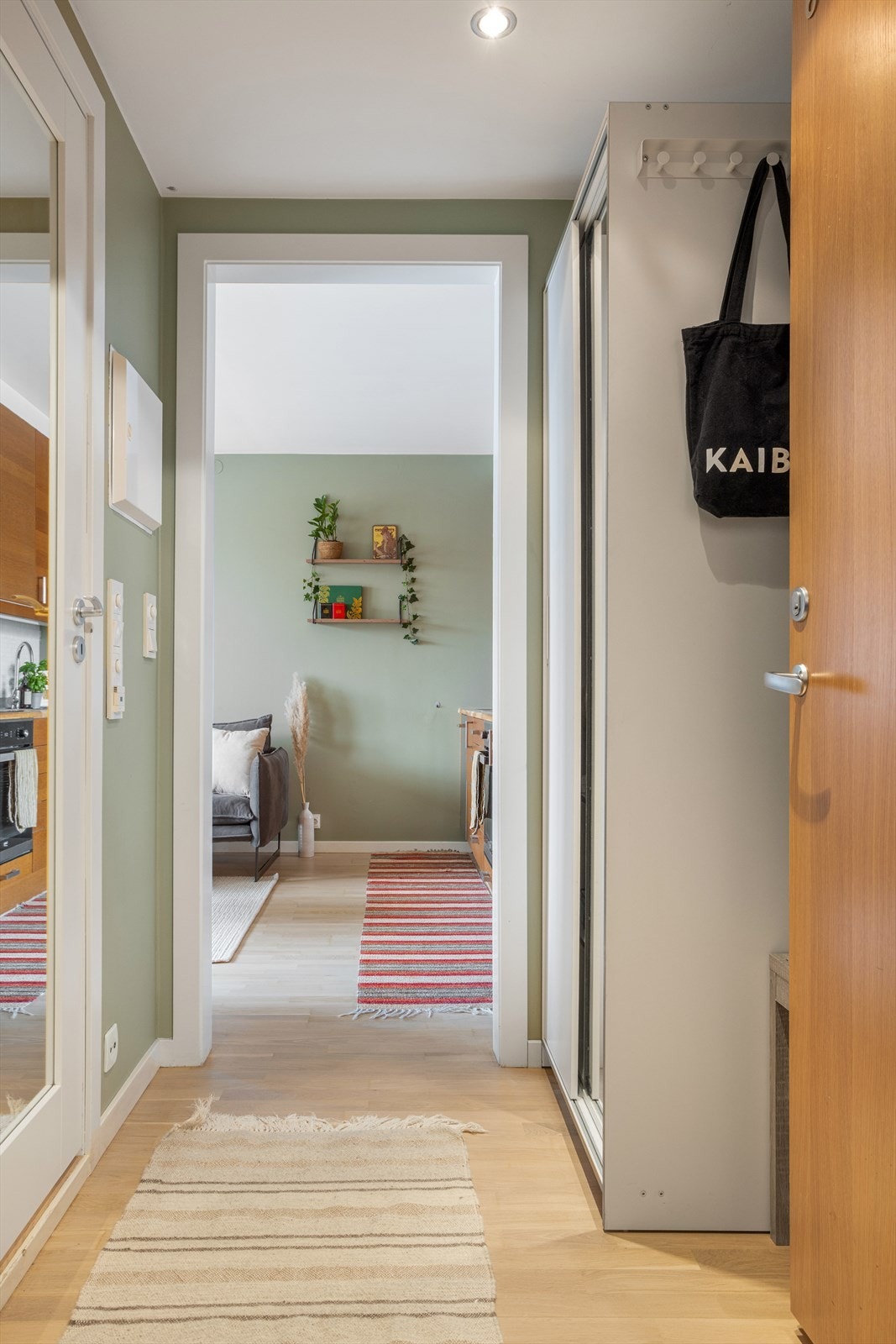 Lys og innbydende entré med plass til å henge fra seg yttertøy i stort garderobeskap. Galleribilde