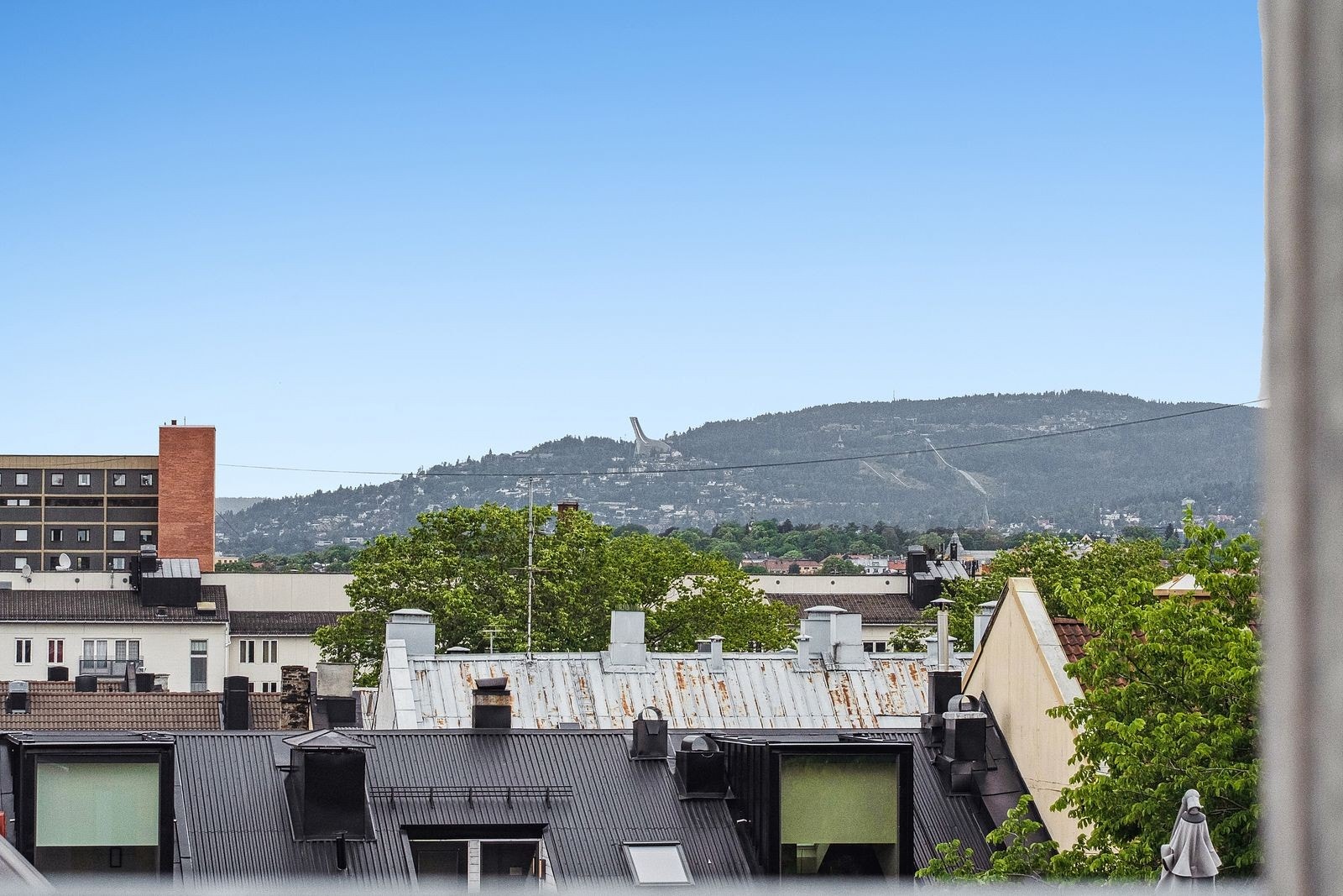 Fantastisk utsikt fra takterrassen blant annet mot Holmenkollen. Galleribilde