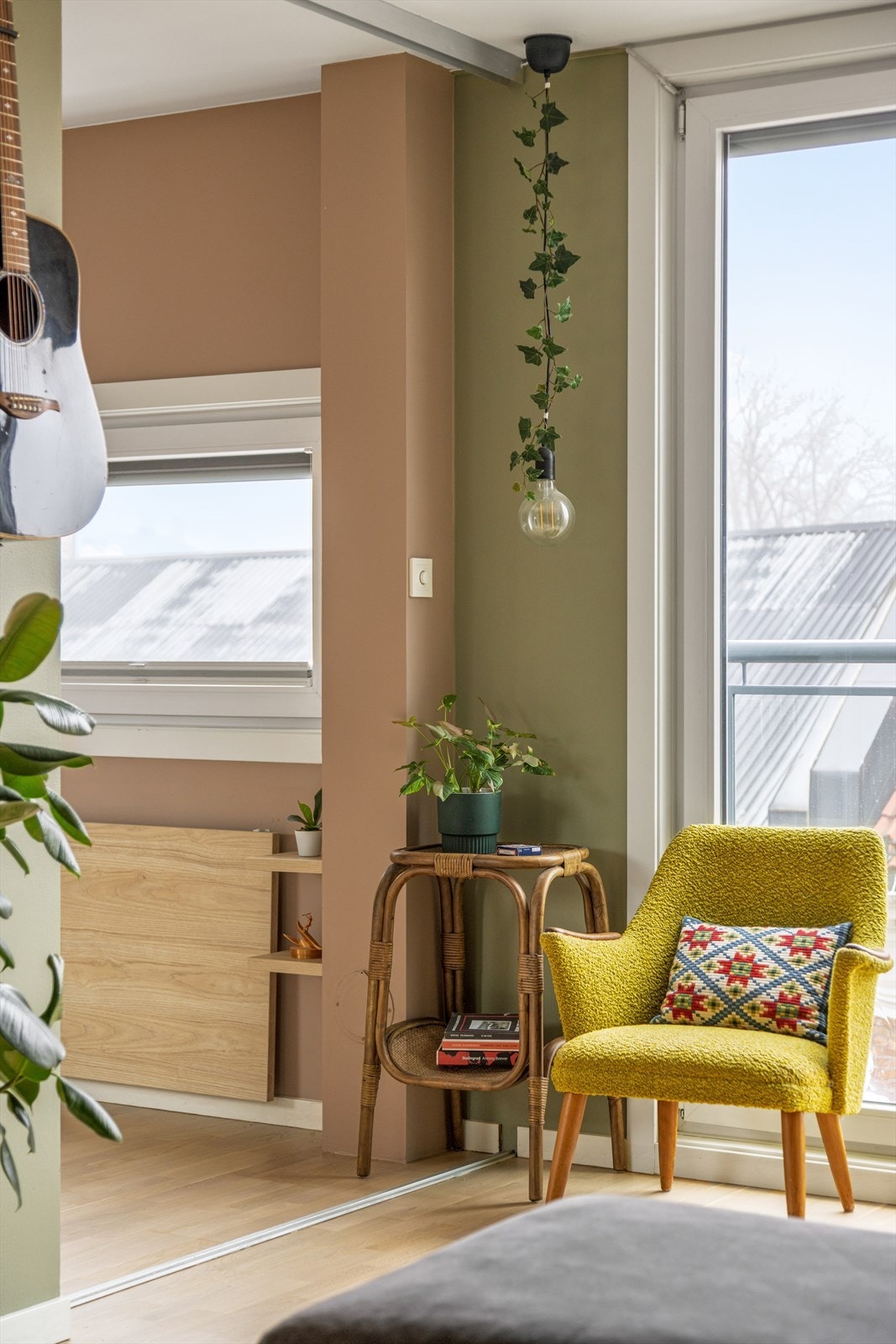 Bordet på soverommet kan klappes ned når hjemmekontoret ikke er i bruk. Galleribilde