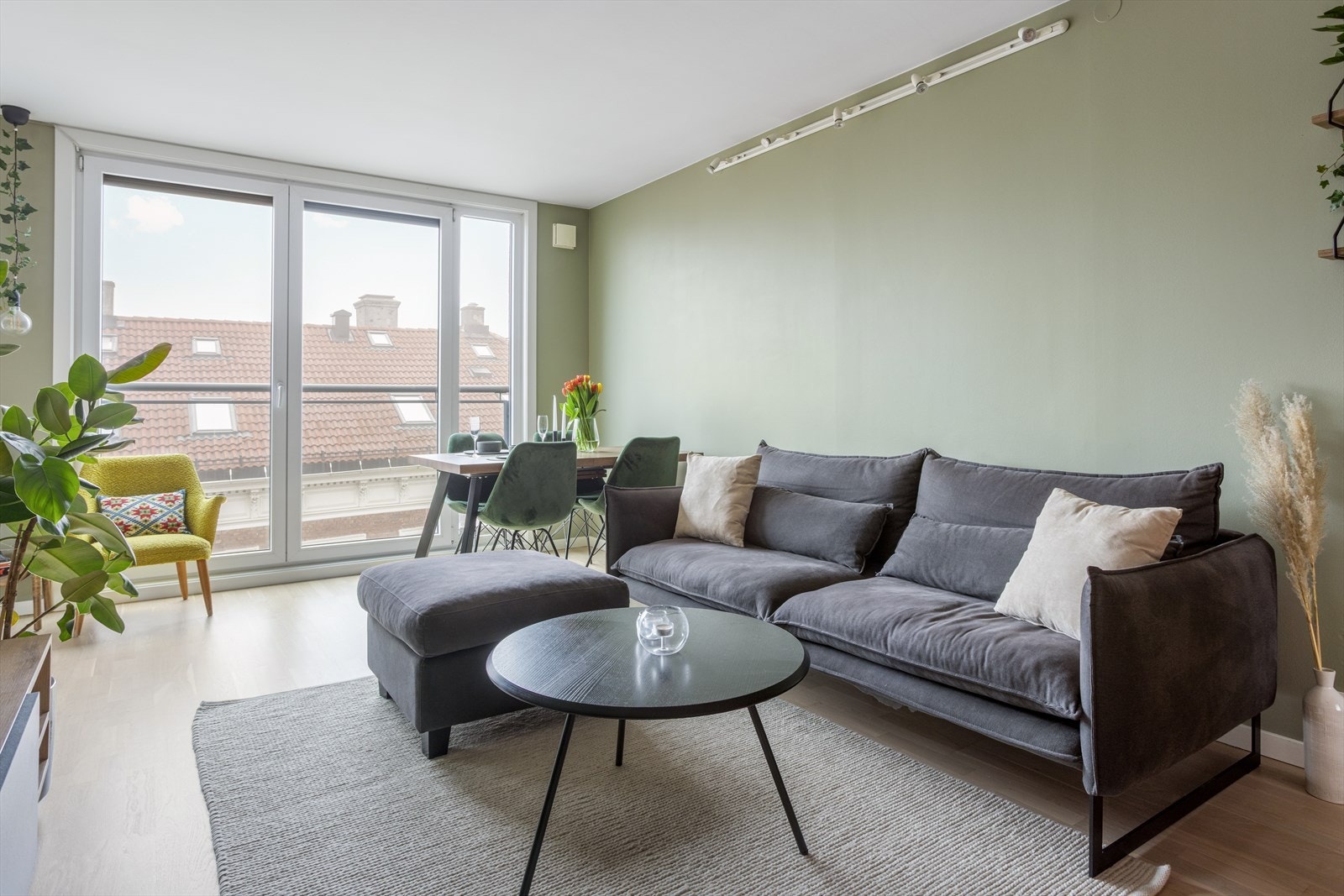 Stuen er lys, romslig og meget tiltalende, og fremstår som et sosialt og luftig oppholdsrom Galleribilde