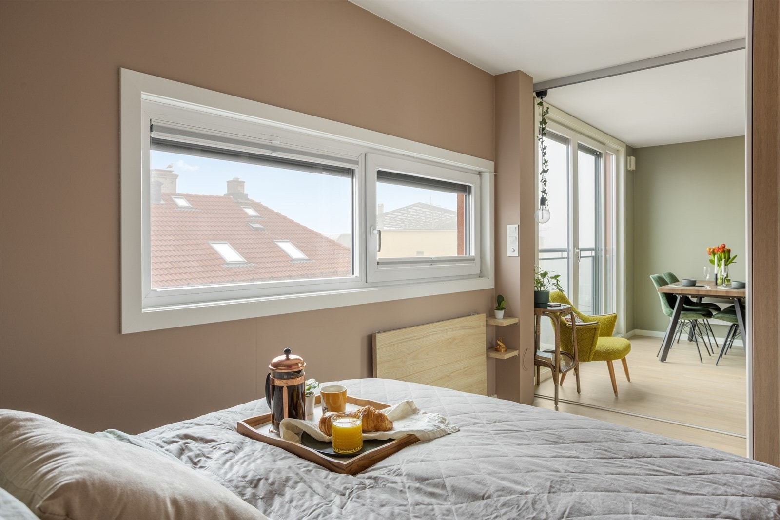 Det er montert screens utenpå vinduene som hjelper til med solskjerming. Galleribilde