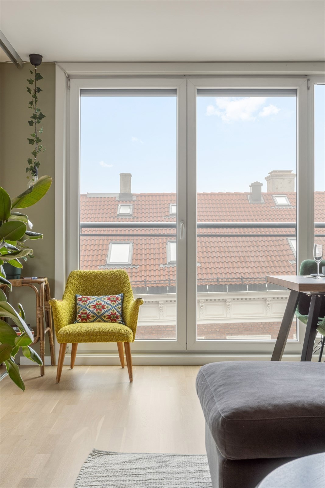 Stuen har sjenerøse vindusflater som gir rikelig med naturlig belysning, det er montert screens for effektiv lysskjerming. Galleribilde