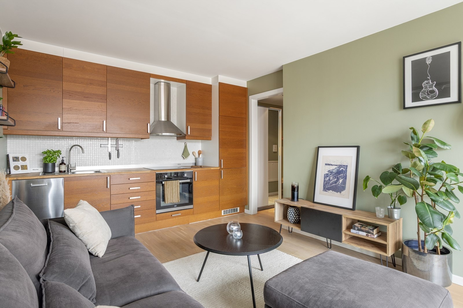 Stuen har en smart utforming som gjør det enkelt å møblere på ulike måter, med plass til både sofa med tilhørende møblement og hyggelig spisegruppe. Galleribilde