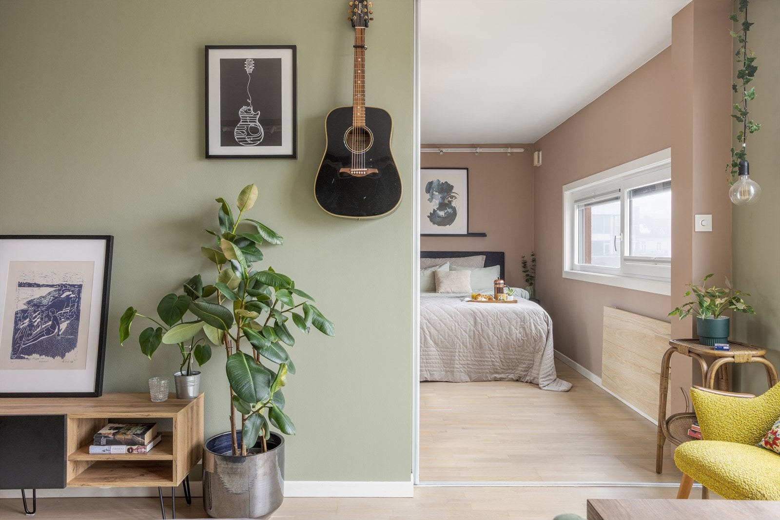 Soverommet ligger innenfor stuen, adskilt med en arealeffektiv skyvedør. Galleribilde