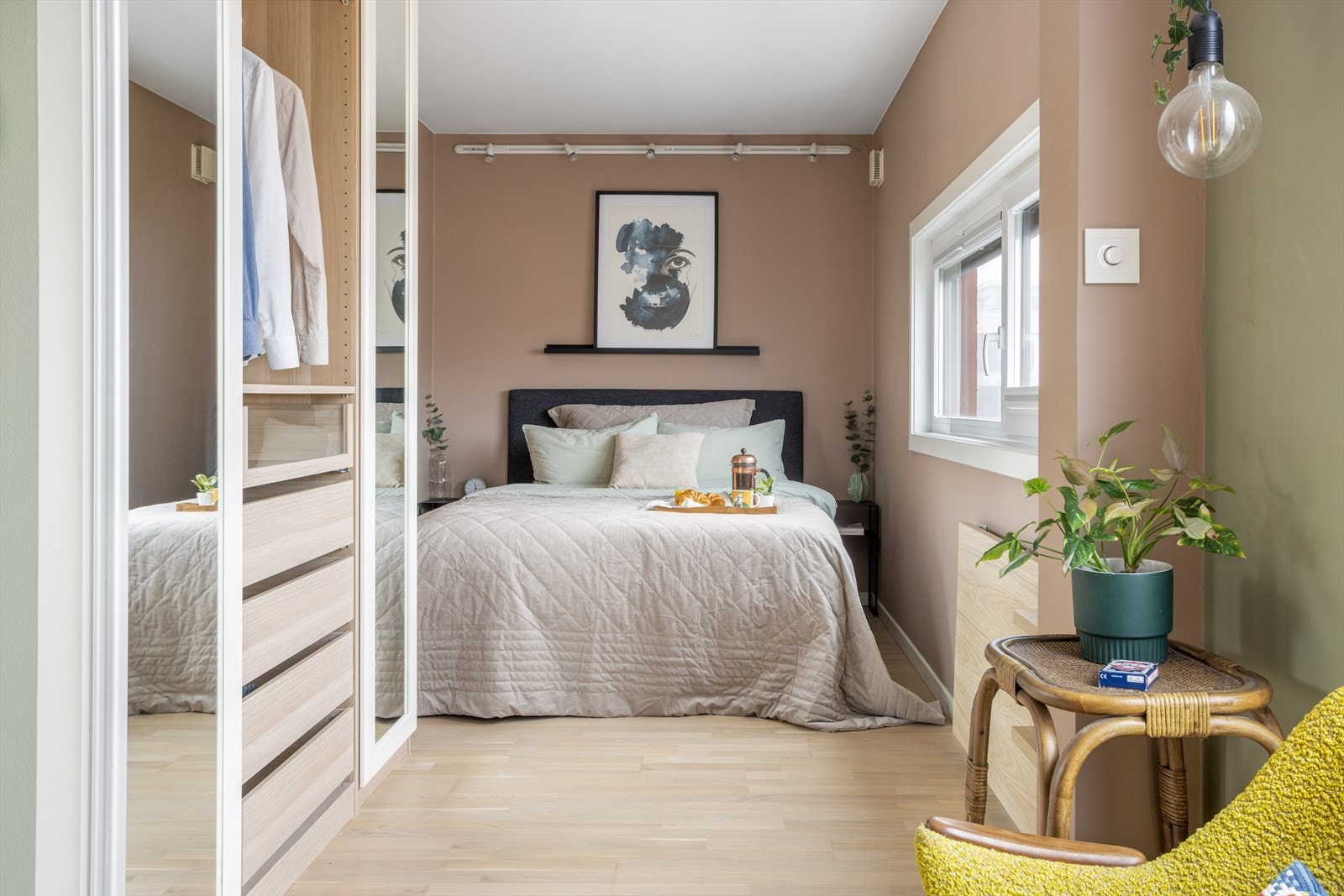 Soverommet er av god størrelse med plass til dobbeltseng, nattbord, garderobeskap og hjemmekontor. Galleribilde