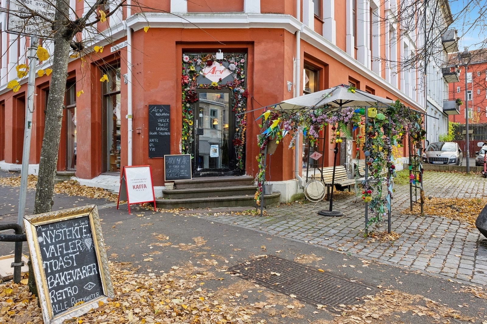 I nærområdet finnes en rekke ulike restauranter og kafeer. Galleribilde