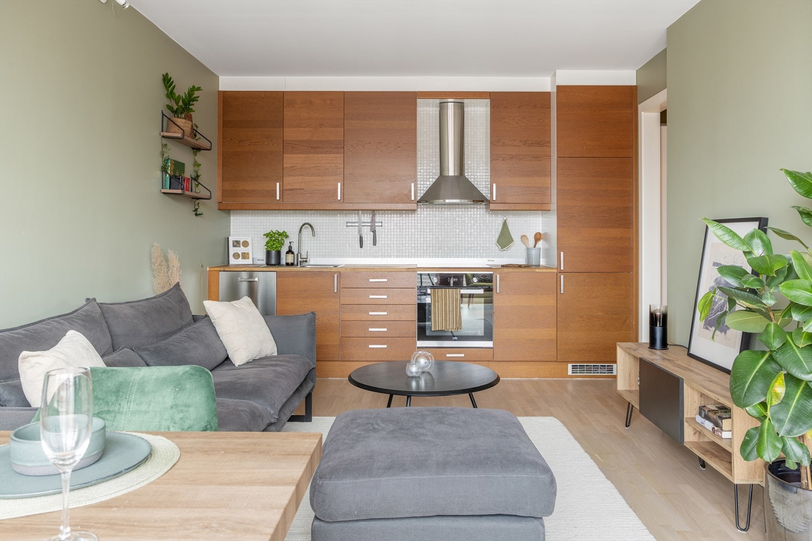 Kjøkkenet har integrert platetopp, stekeovn (2020), oppvaskmaskin og kjøl- og fryseskap. Galleribilde