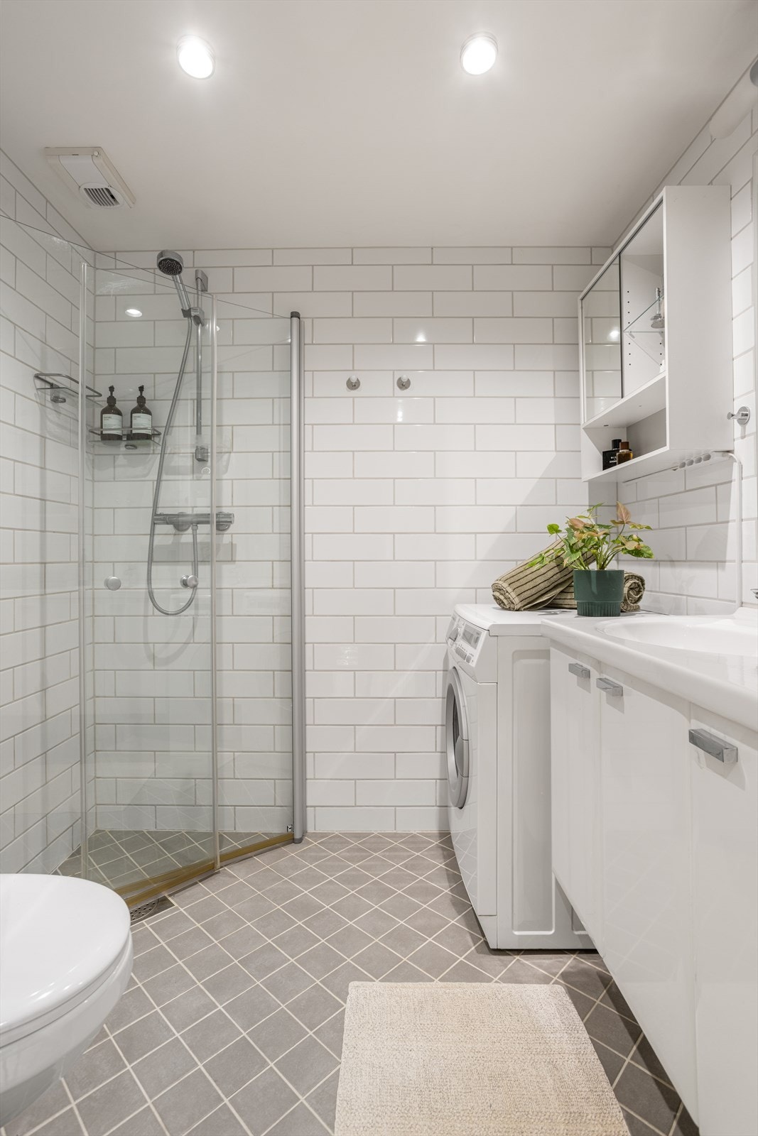 Innredningen består av servant på vegghengt skap med overskap og toalett med innebygd sisterne. Galleribilde