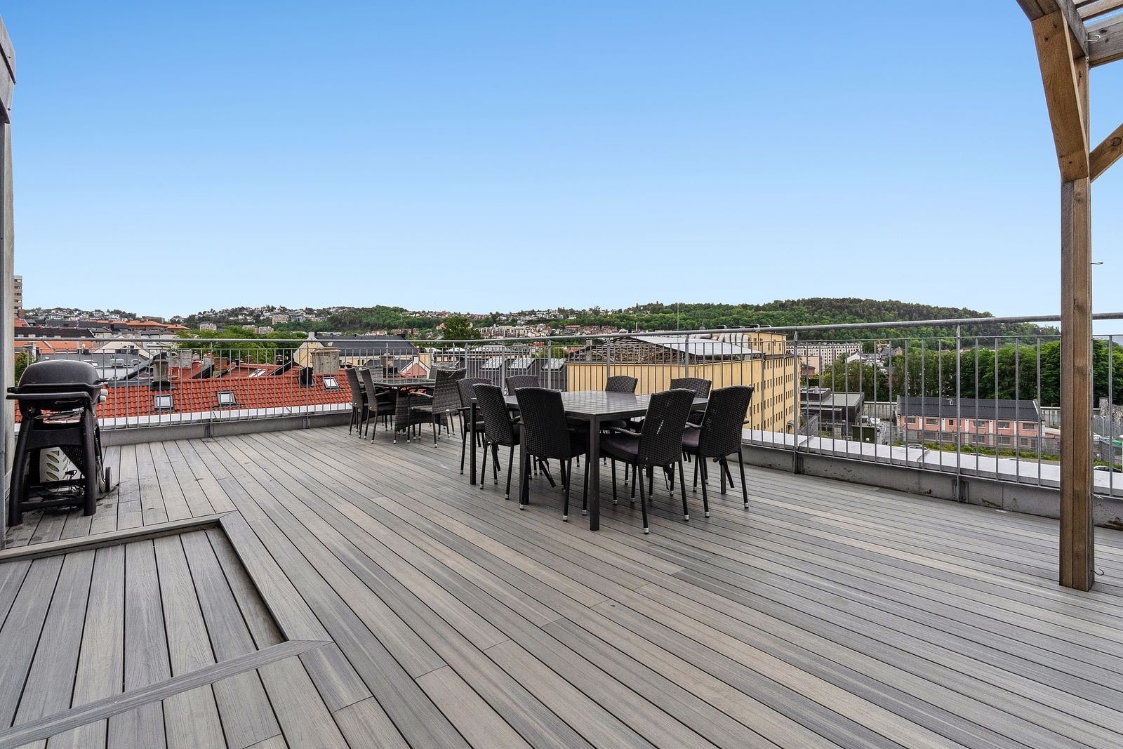 En etasje over leiligheten ligger det en helt fantastisk felles takterrasse med nydelig utsikt og gode solforhold. Galleribilde