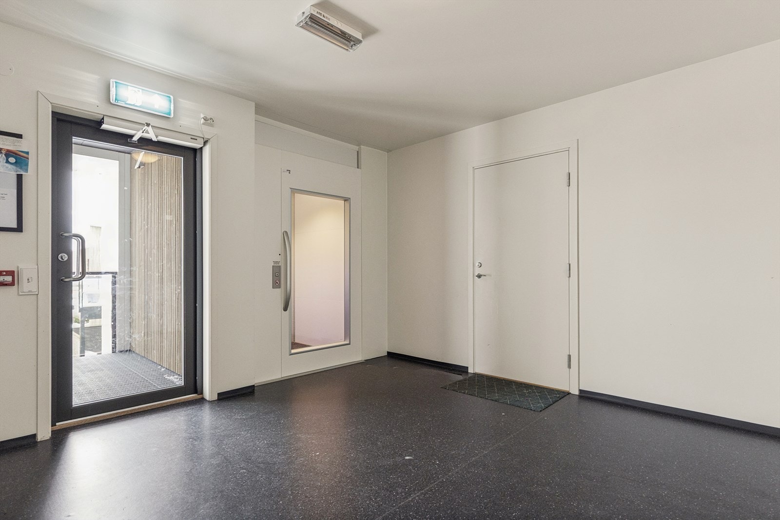 Leiligheten ligger i 2. etasje og har tilkomst vis felles trappegang og heis. Galleribilde