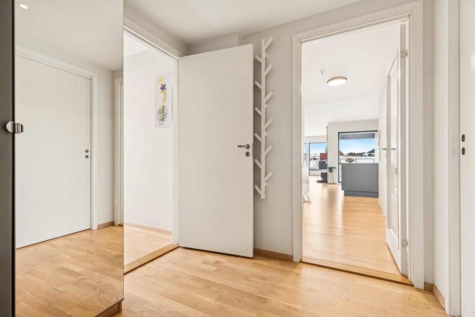 Velkommen inn til en lys og pen entrè med god plass til oppbevaring av yttertøy og sko. Galleribilde