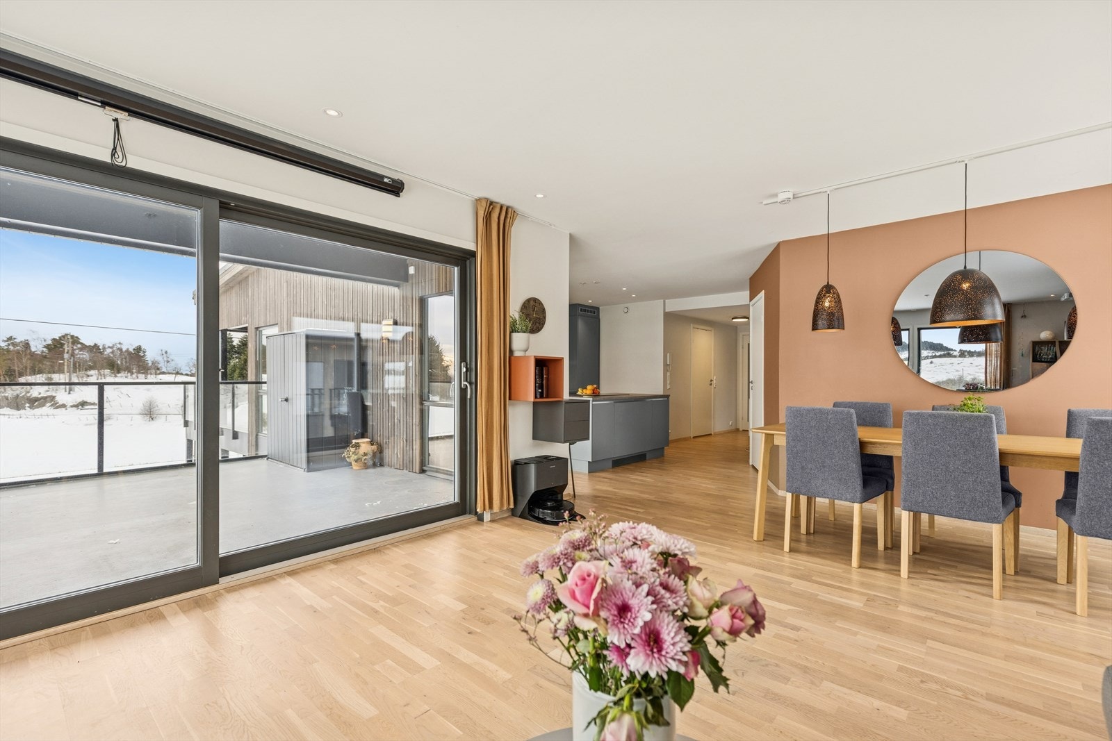 Stuen og kjøkkenet er samlet i en åpen og sosial løsning. Galleribilde