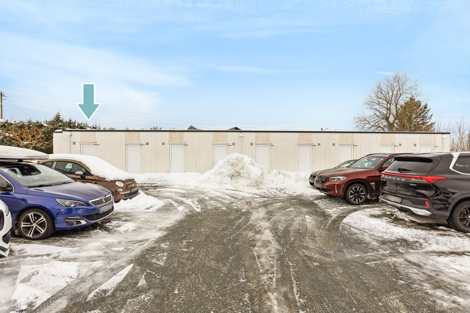 Fast parkeringsplass samt utebod medfølger. Begge ligger rett ved siden av hverandre. Galleribilde