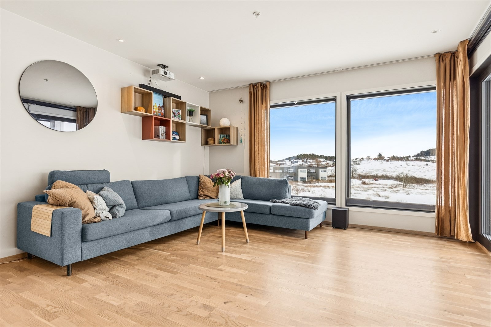 Det er god plass til en generøs sofagruppe. Galleribilde