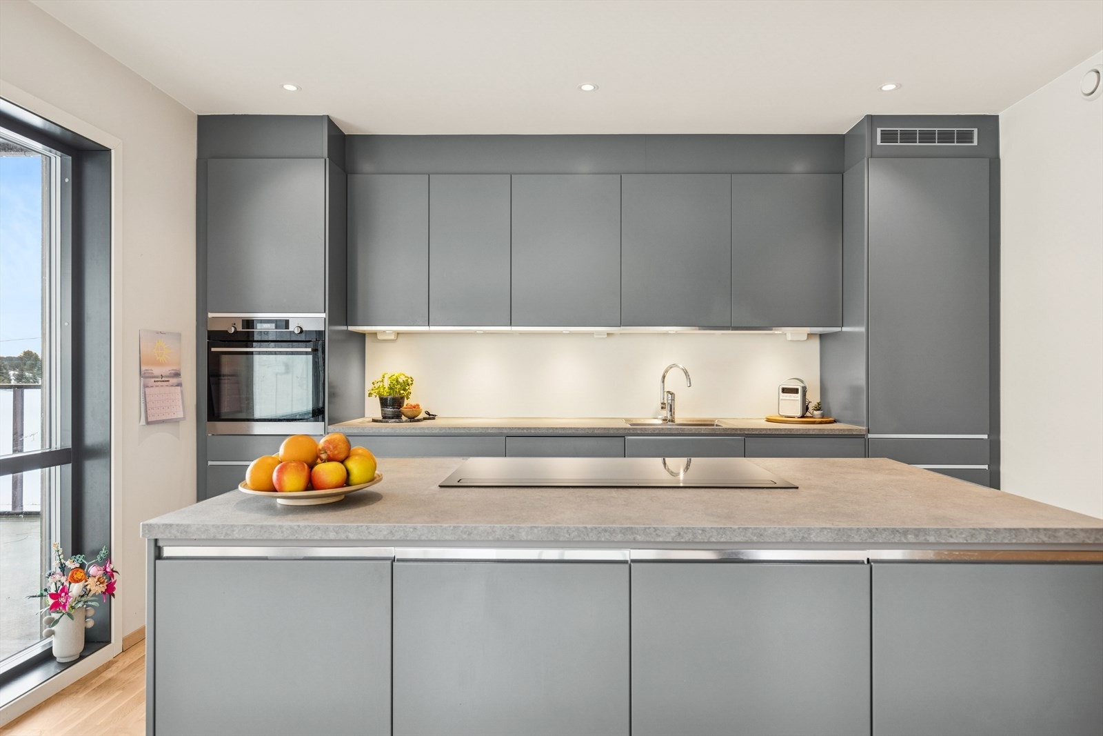 Stilrent kjøkken med mørk innredning med glatte fronter. Galleribilde