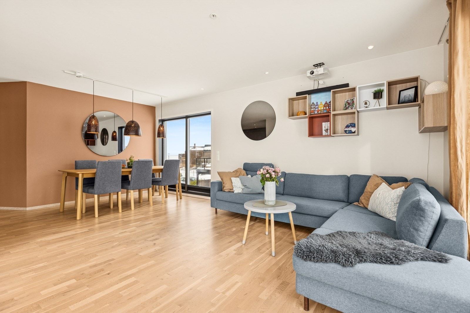 I stuen er det god plass til både spisebord og en generøs sofagruppe. Galleribilde