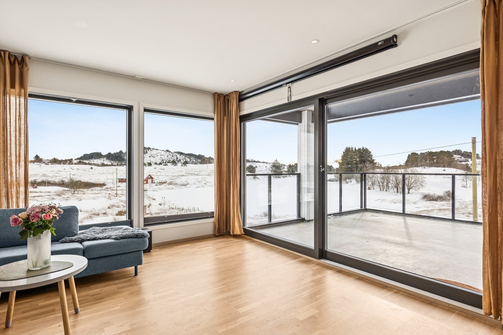 Store vinduer gir rikelig med dagslys og fin utsikt, med ingen innsikt. Galleribilde